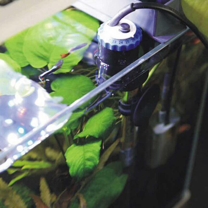Safe aquarium heating device