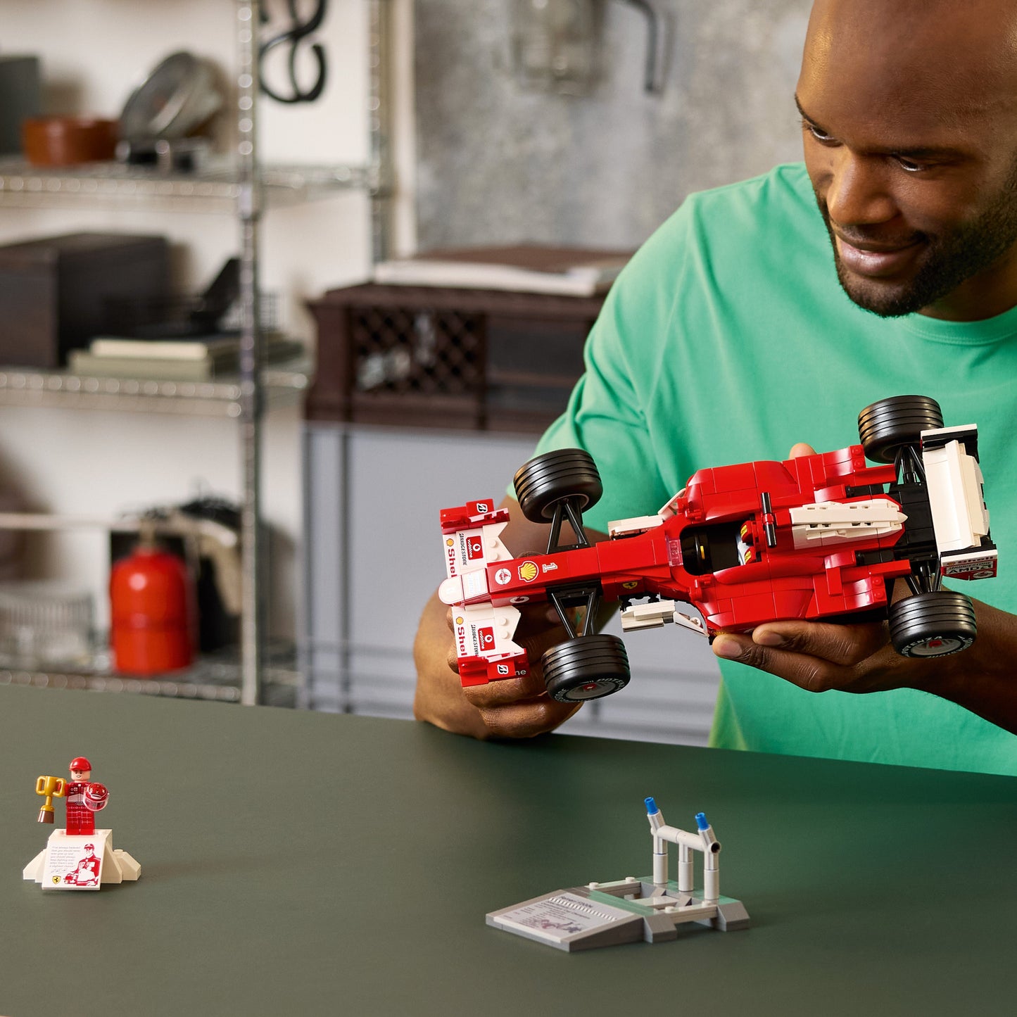 LEGO Icons: Ferrari F2004 and Michael Schumacher (11375)