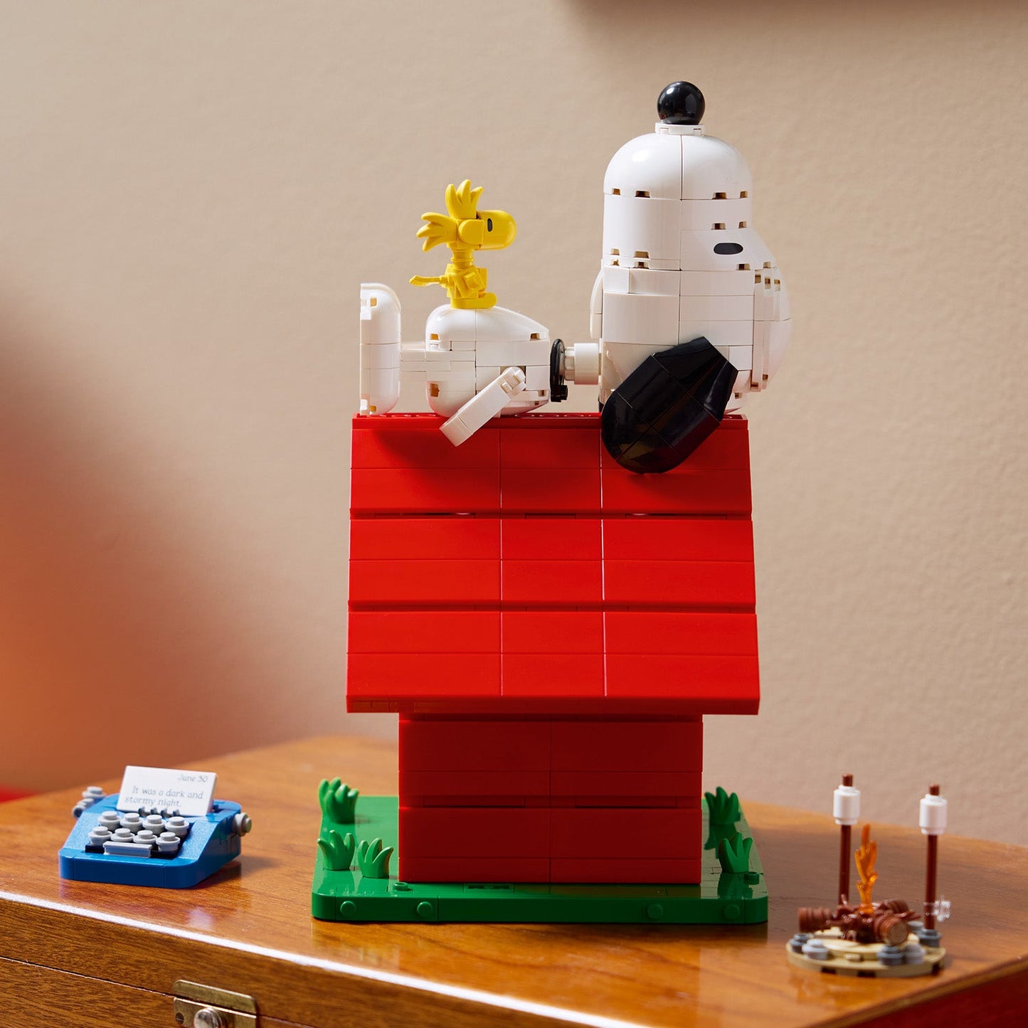 LEGO Ideas: Peanuts: Snoopys Doghouse (21368)