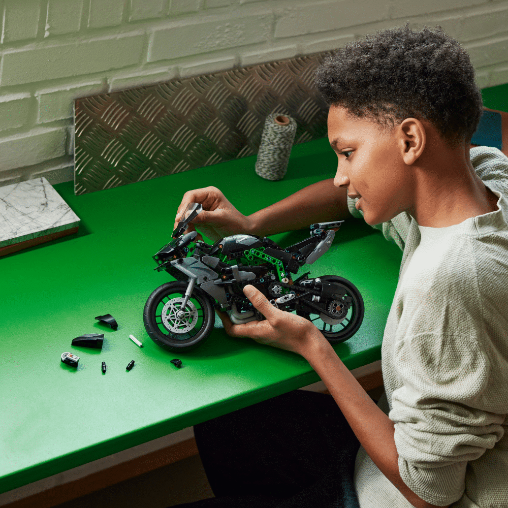 LEGO Technic: Kawasaki Ninja H2R Motorcycle (42170)