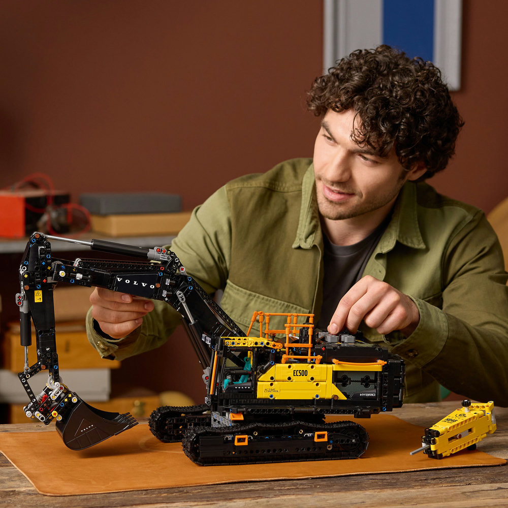 LEGO Technic: Volvo EC500 Hybrid Excavator (42215)