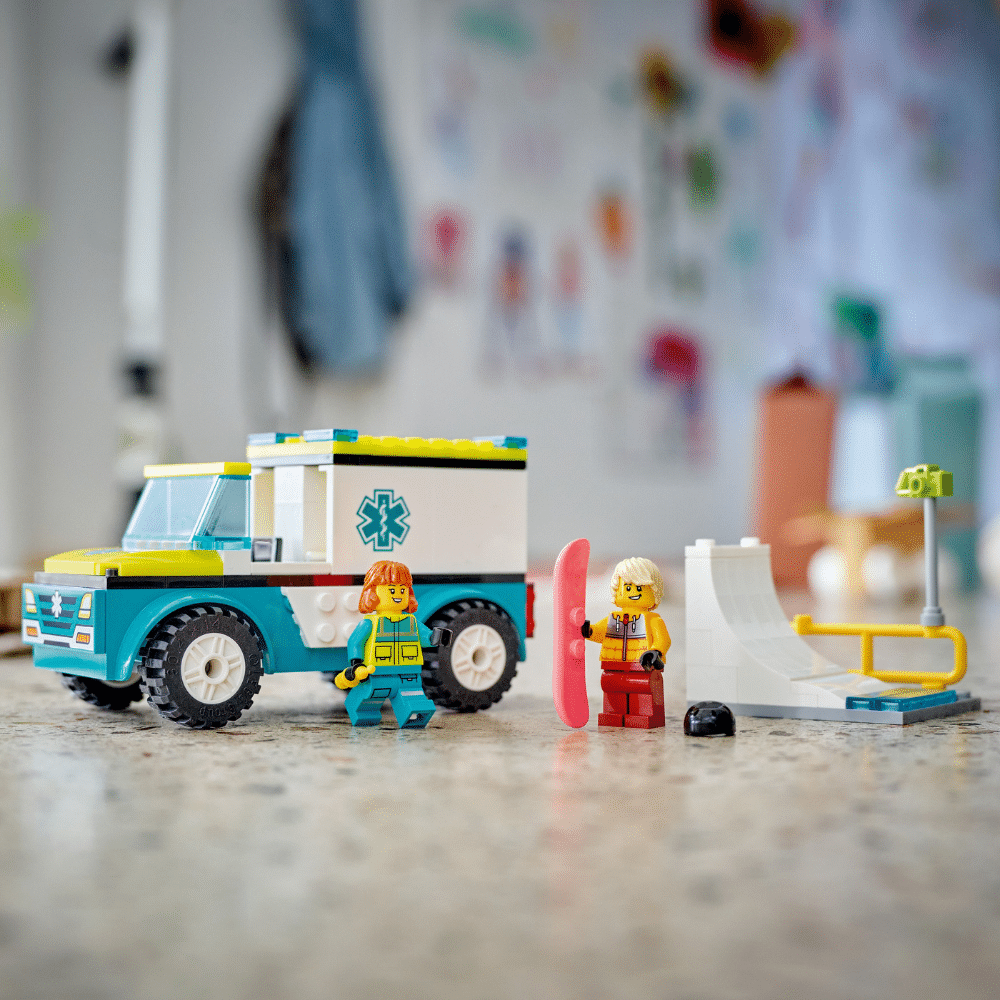 LEGO CITY: Emergency Ambulance and Snowboarder (60403)