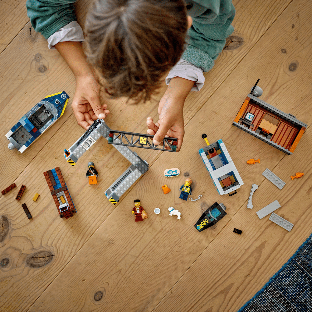 LEGO CITY: Police Speedboat and Crooks' Hideout (60417)