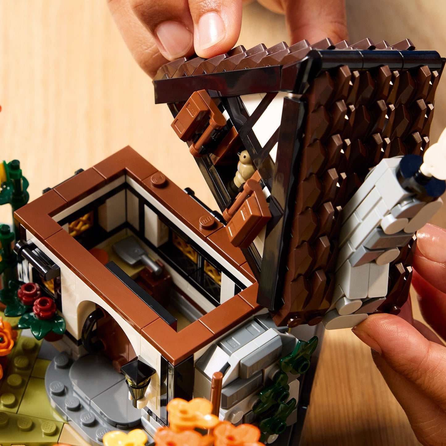LEGO Icons: Autumn Cottage Garden (11372)