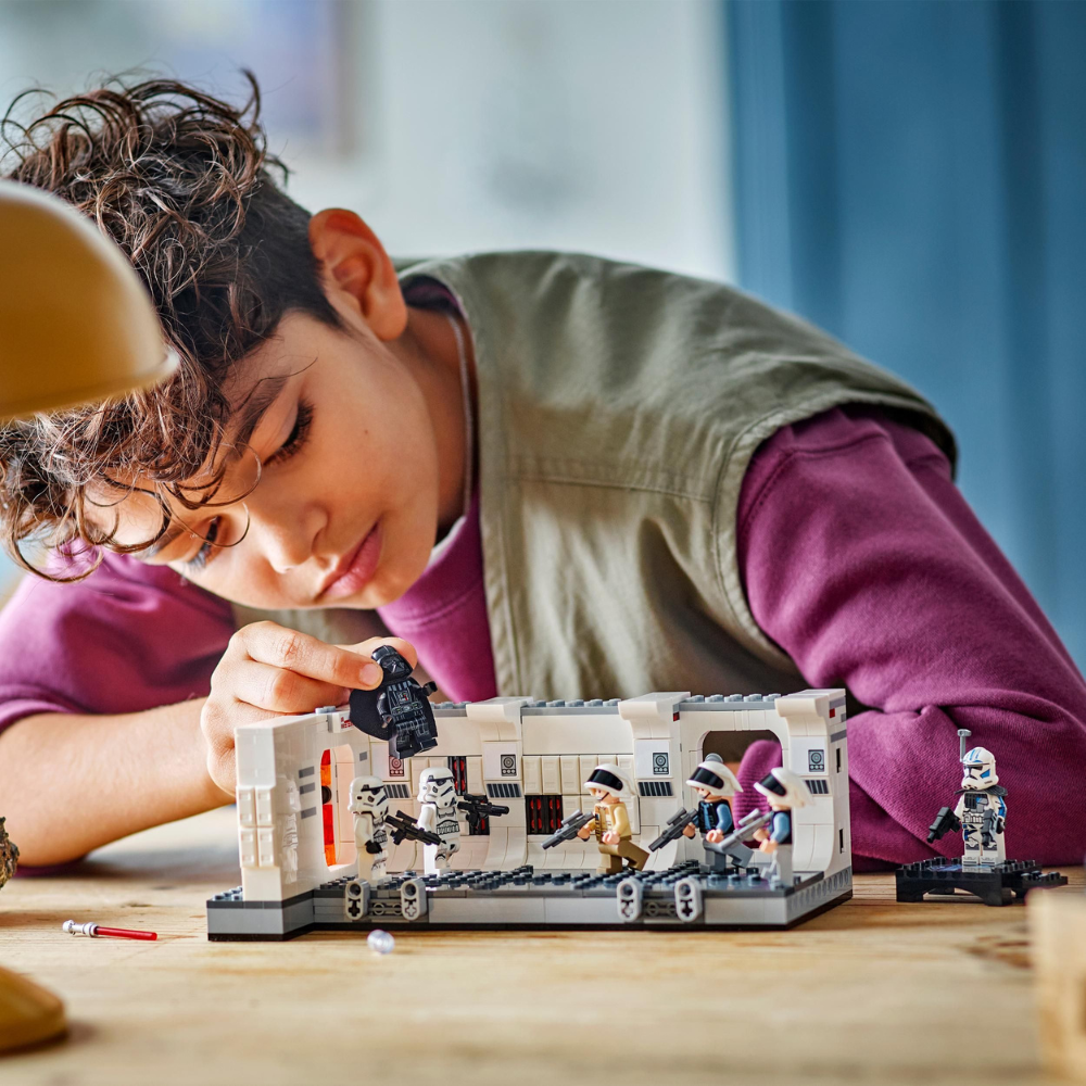 LEGO Star Wars: Boarding the Tantive IV (75387)