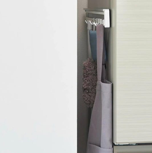 Retractable magnetic clip hook