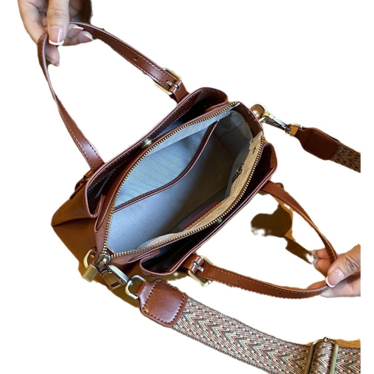 Leather Small Tote Bag with Zipper – Crossbody Handbag for Women NZ | Retro Muse | Caramel Brown