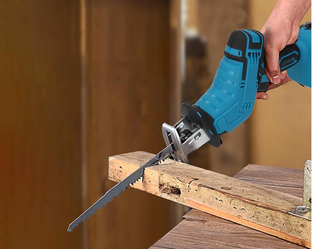 reciprocating saw with blades