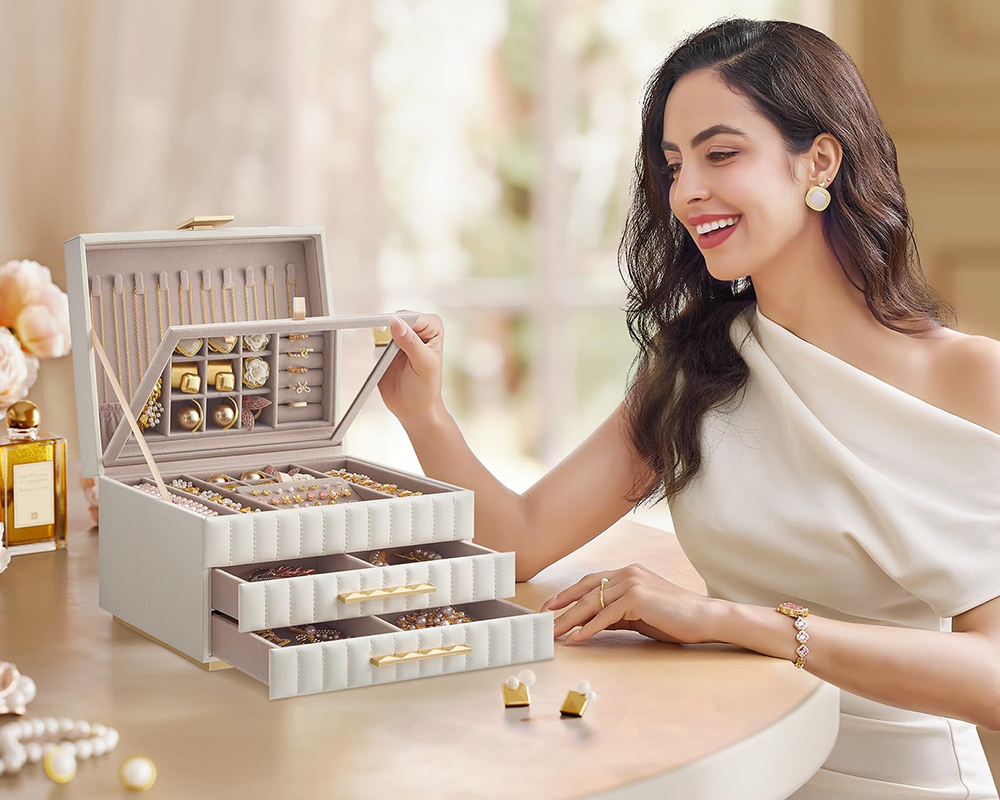 Velvet lined jewellery compartments