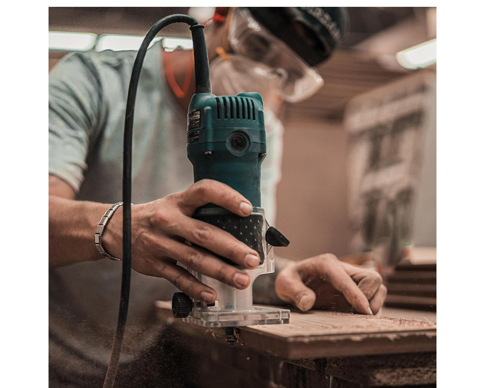 Wood router with cutting bits