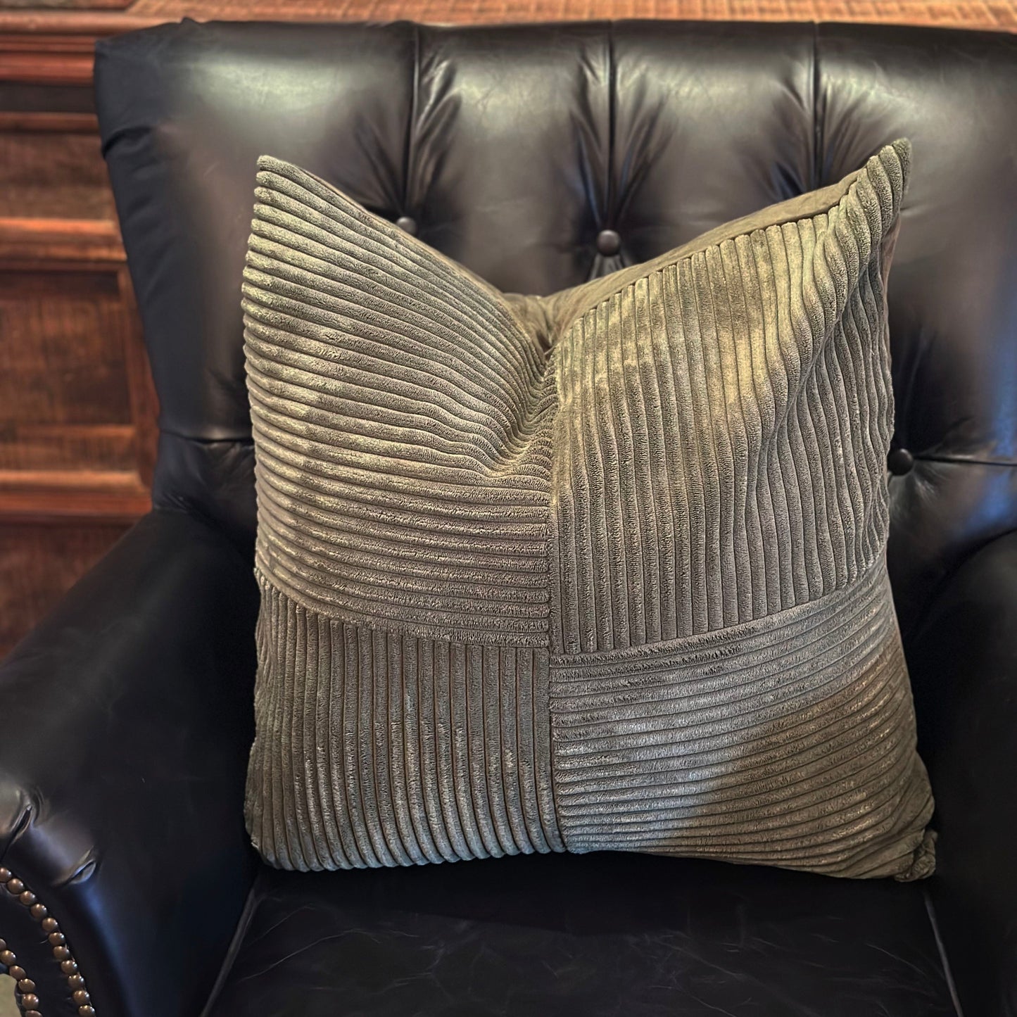 Online8 Harrington Buttoned Leather Armchair -  Belon Black Arm Chairs, Recliners & Sleeper Chairs